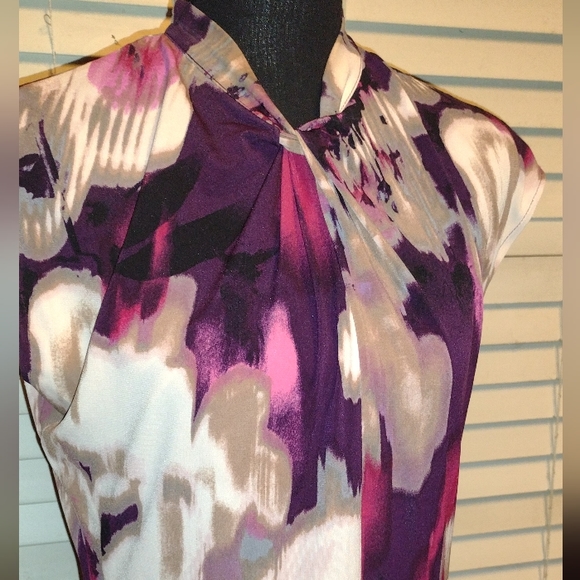 Calvin Klein Collection Tops - Calvin Klein short sleeve flowered w back zipper Size S